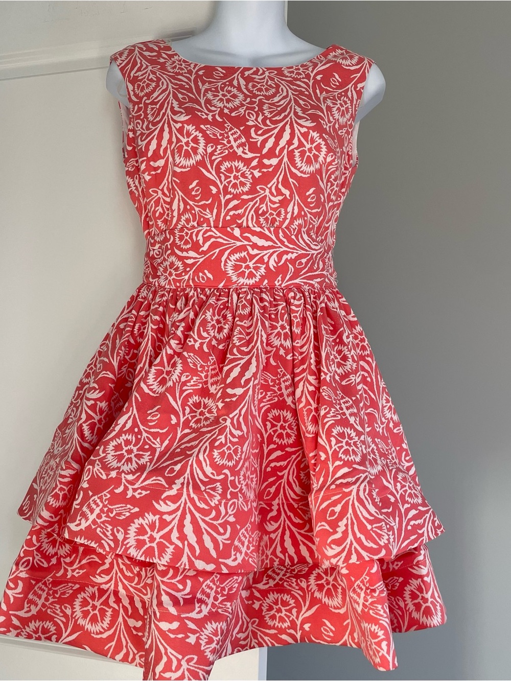 Chic Sleeveless Boatneck BEHCETTI Italia Coral White Floral Tiered Flounce Dress